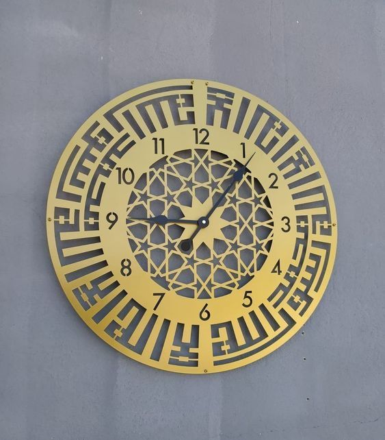 ساعة جدارية